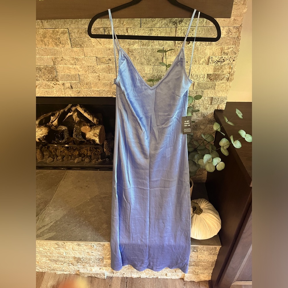 *NWT* Express Periwinkle / Light Blue Satin V Neck MIDI Dress size small
